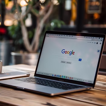 Tela de computador na pagina inicial da rede de pesquisa do Google